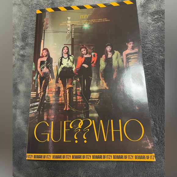 ITZY mini album GUESS WHO - Picture 8 of 8